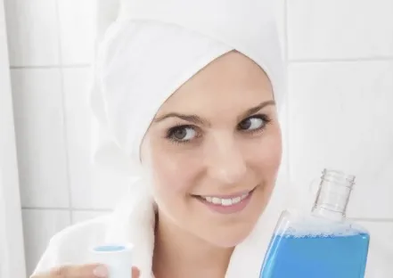 Dlaczego warto stosować płyn do płukania jamy ustnej po zabiegu dentystycznym?