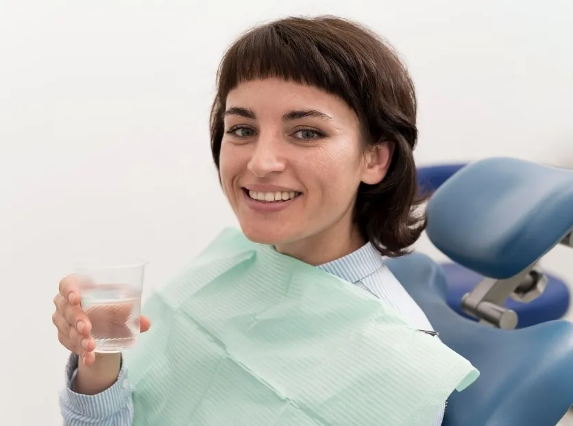 Jakie korzyści przynosi regularne płukanie jamy ustnej po ekstrakcji zęba?