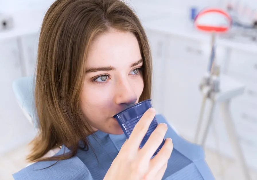 W jaki sposób płyn do płukania łagodzi ból po zabiegu dentystycznym?