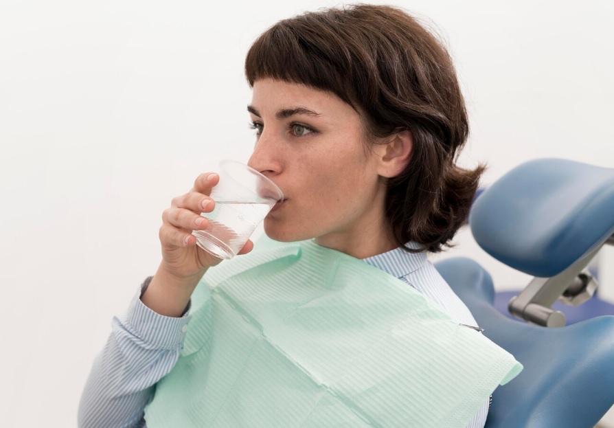 Jak dbać o jamę ustną, gdy nie można szczotkować zębów po zabiegu dentystycznym?